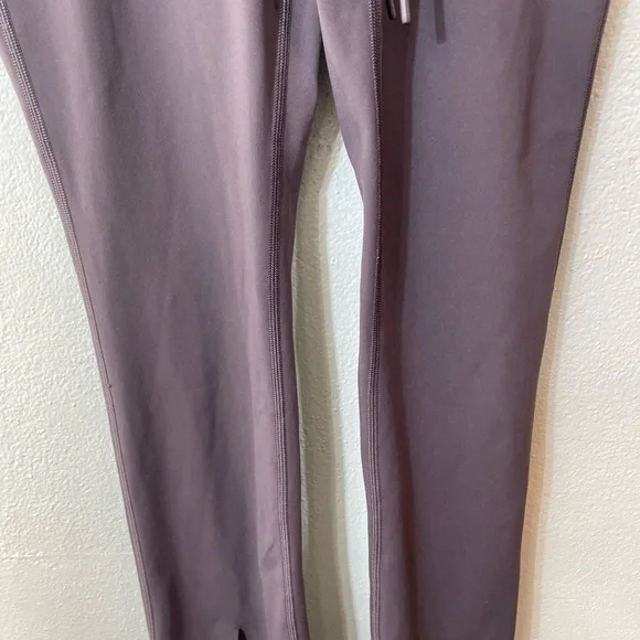 Vuori Daily Split Flare Athletic Legging Yoga Training Sleek Stretchy Size Small - Picture 2 of 14